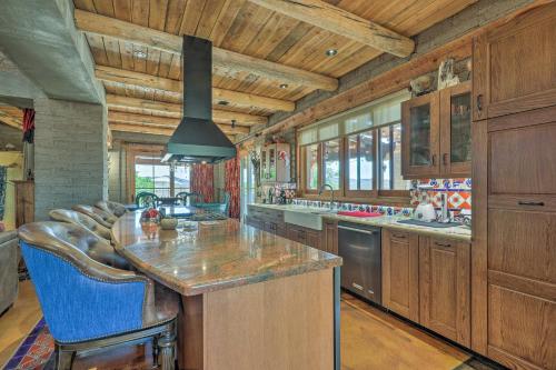 Infinity Pool and Outdoor Kitchen Luxe Phoenix Home in ويكنبرغ_أريزونا