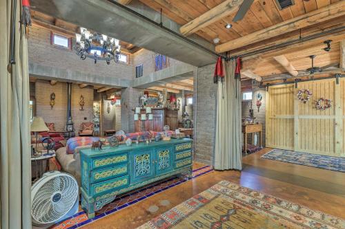 Infinity Pool and Outdoor Kitchen Luxe Phoenix Home in ويكنبرغ_أريزونا