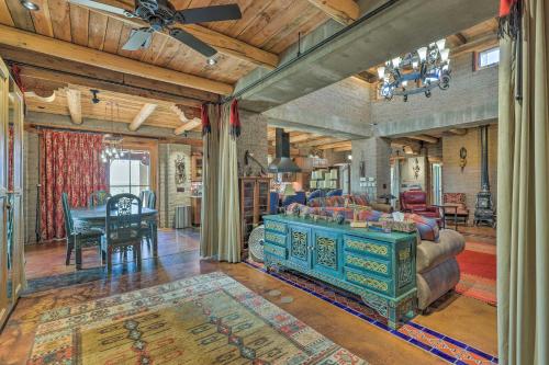 Infinity Pool and Outdoor Kitchen Luxe Phoenix Home in ويكنبرغ_أريزونا