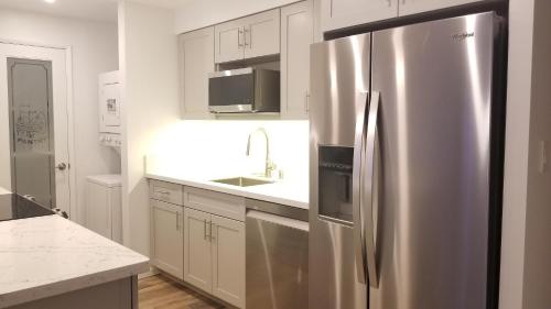 Spacious Condos with Private Balcony at Discovery Bay - Free Wifi, Near Beaches! - Photo 2