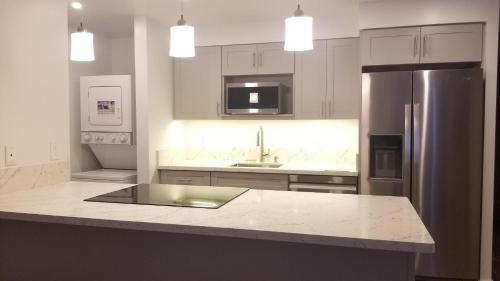 Spacious Condos with Private Balcony at Discovery Bay - Free Wifi, Near Beaches! in Honolulu, USA
