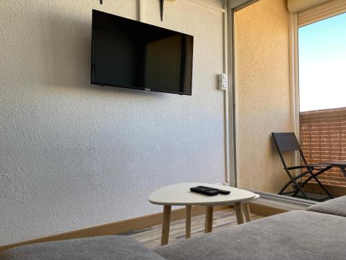 Studio with Balcony image 6