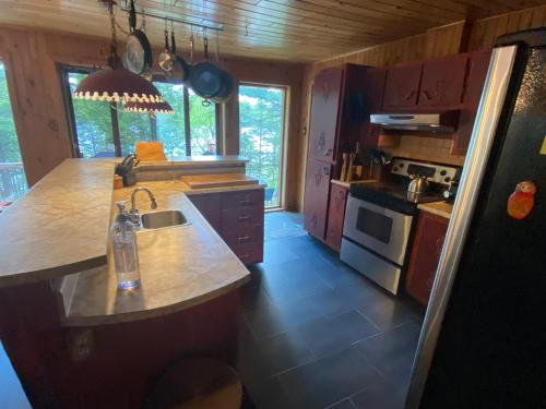 Konyha, Chalet "Ici et maintenant, sur le lac" in Ste-Marguerite Du Lac Masson (QC)