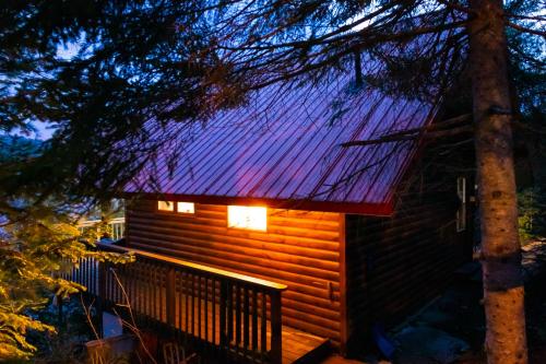 Le petit chalet sur le lac in Ste-Marguerite Du Lac Masson (QC)