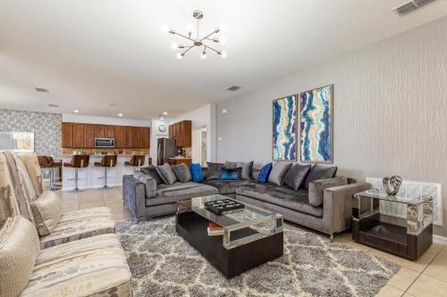 Extraordinary 6-Bed 5-Bath Villa with Private Pool in Bella Vida - image 4