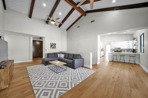Remodeled 7 Bedroom Home with Modern Furnishings & Outdoor Pool Hot Tub! home - image 12