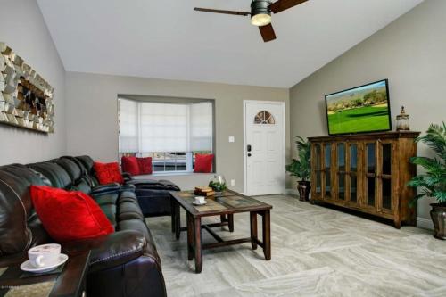 Beautiful 4 Bedroom Home with Large Pool - Minutes from Old Town Scottsdale home - image 9