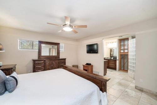 Luxury Home on Acre Lot with Private Pool & 6 Person Spa home - image 11