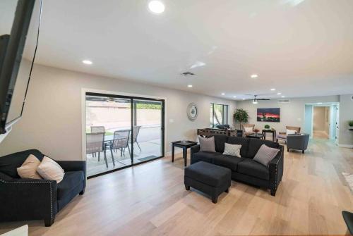 Fully Remodeled 4 BR - Open Concept Living with Spacious Backyard & Pool home - image 7
