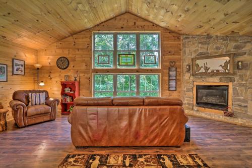 Butler Cabin on 19 Acres w/ Hot Tub & Fire Pit! in ووستر