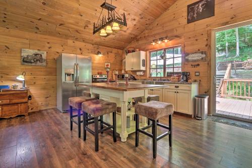 Butler Cabin on 19 Acres w/ Hot Tub & Fire Pit! in ووستر