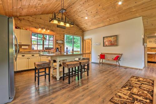 Butler Cabin on 19 Acres w/ Hot Tub & Fire Pit! in ووستر