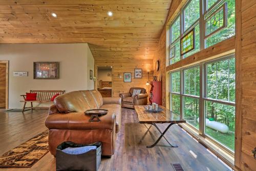 Butler Cabin on 19 Acres w/ Hot Tub & Fire Pit! in ووستر