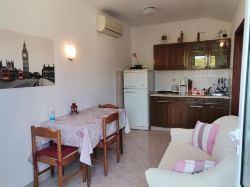 Apartments with a parking space Kampor, Rab - 5032