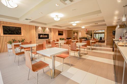 餐飲選擇, 邁爾斯堡戴斯套房酒店 - 近捷藍公園 (Days Inn & Suites by Wyndham Fort Myers Near JetBlue Park) in 佛羅里達州西南部機場區