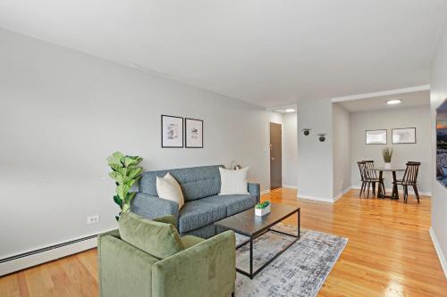 B&B Chicago - Spacious 2BR Apt in Lakeview near Restaurants - Oakdale 512 - Bed and Breakfast Chicago