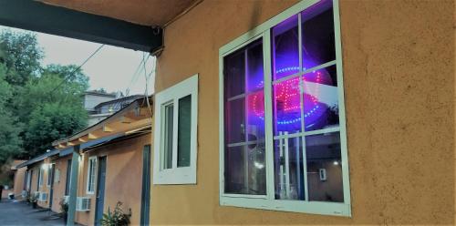 출입구, DAY N NIGHT INN - Near Universal Studios Hollywood in 유니버셜 시티