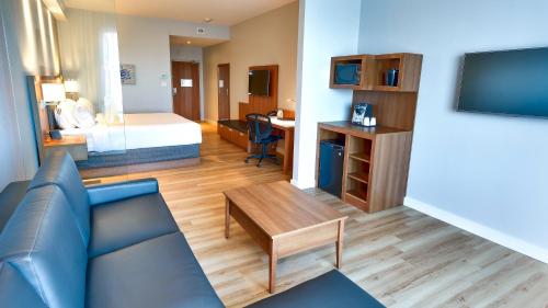 1 king bed, 1 sofa bed
