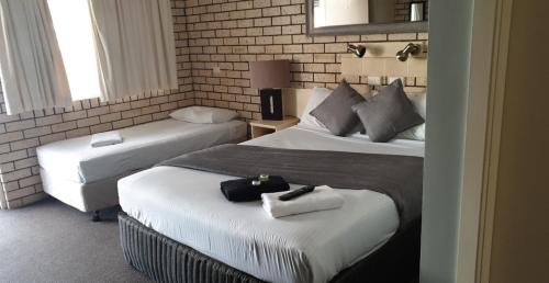 1 queen bed, 1 twin bed
