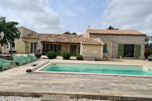 villa Fourques dans le gard à la campagne gîte à louer Saujean