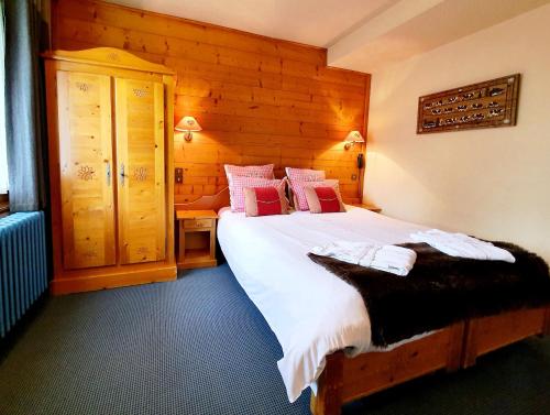 1 double bed, 2 bunk beds
