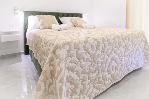 Luxury rooms Green and Gold Split