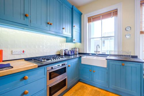 Gunfleet Aldeburgh - A Large Seafront House with Stunning Sea Views from all the floors Sleeps 14 - Aldeburgh Coastal Cottages - image 4