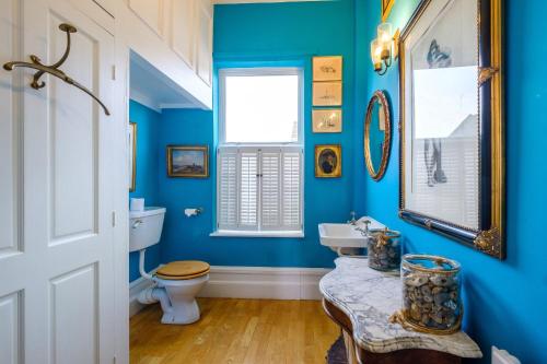 Gunfleet Aldeburgh - A Large Seafront House with Stunning Sea Views from all the floors Sleeps 14 - Aldeburgh Coastal Cottages - image 3