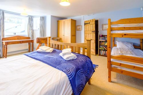 Gunfleet Aldeburgh - A Large Seafront House with Stunning Sea Views from all the floors Sleeps 14 - Aldeburgh Coastal Cottages - image 2