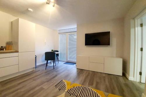 Picture of Modern 1 Bedroom Apartment, Close To The Beach With Parking