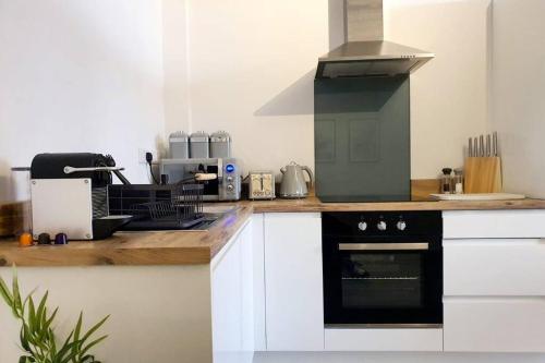 Modern 1 Bedroom Apartment, Close to the Beach with Parking