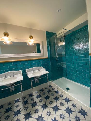 Tolcarne Beach Colonial Restaurant and Rooms Room Type - Suite with Hot Tub