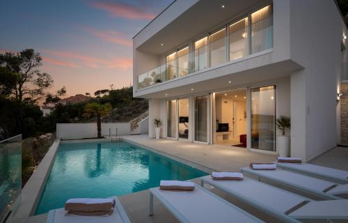 Villa Adria View with Heated Pool I – khách sạn tại Seget Donji
