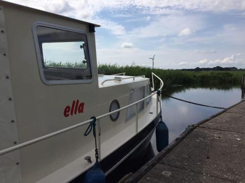  Boat Ella - kamperen op het water -niet om mee te varen -read host profile-lees hostprofiel in Jutrijp