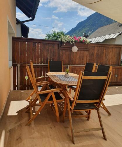 Apartma Kreda - Apartment - Mojstrana