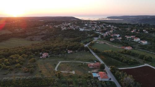 Dvosobni apartman sa bazenom -Eja