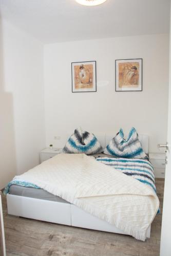 1 queen bed, 1 sofa bed