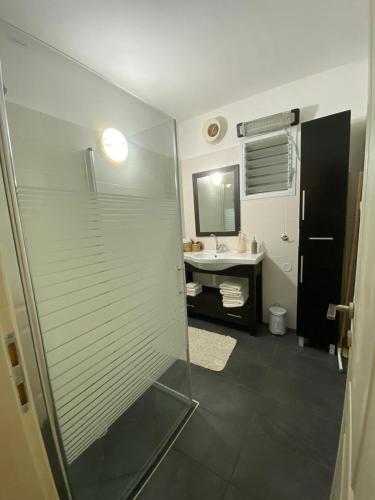 Shower, צימר דירת בכור in Tiberias