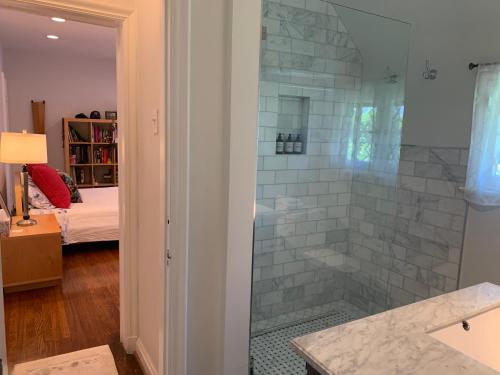 Beautiful airy architect-designed room and brand new private luxe bathroom, Los Angeles (foto 7)