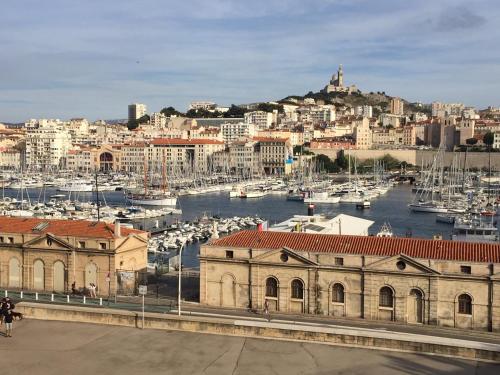 Typique T2 Terrasse situé Quartier Panier Vieux Port, Marseille (photo 4)