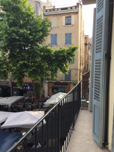Typique T2 Terrasse situé Quartier Panier Vieux Port, Marseille (photo 7)