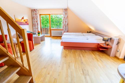 1 queen bed, 2 twin beds