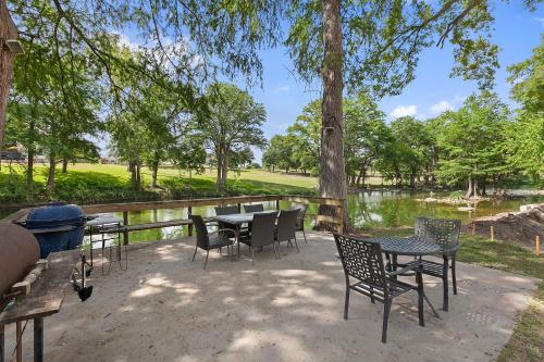 NEW! Modern Riverfront Apt 5blks to Schlitterbahn!