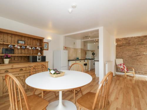 Wheelbarrow Cottage - image 13
