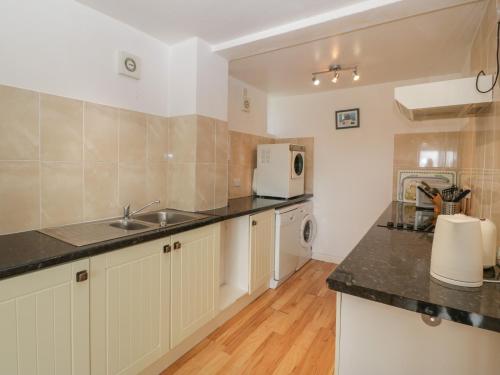 Wheelbarrow Cottage - image 6