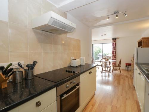 Wheelbarrow Cottage - image 10