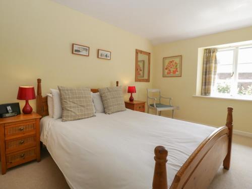 Wheelbarrow Cottage - image 14