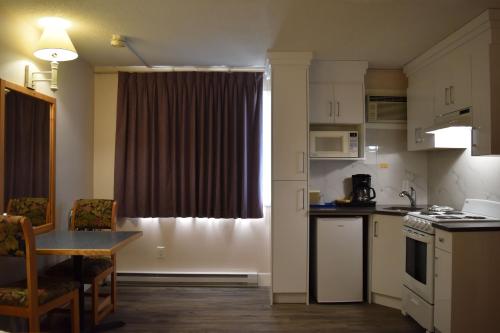 ห้องครัว, Canadas Best Value Inn & Suites Castlegar in คาสเซิลการ์ (บริติชโคลัมเบีย)