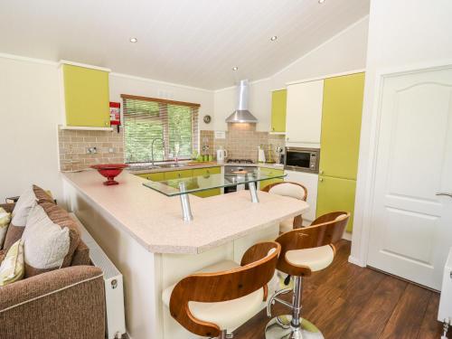 Oak Lodge in Tibberton
