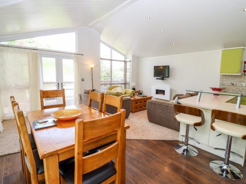 Oak Lodge in Tibberton